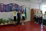 25 апреля уроки в школе начались с поднятия Флага и исполнения Гимна РФ